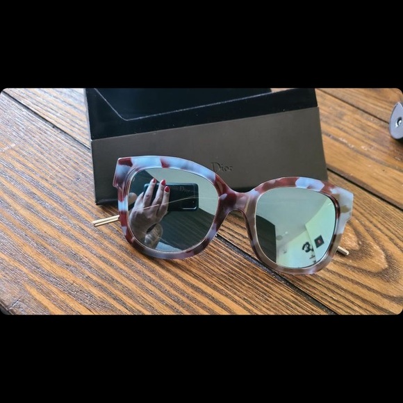 Dior Tortoise Sunnies - Picture 3 of 4